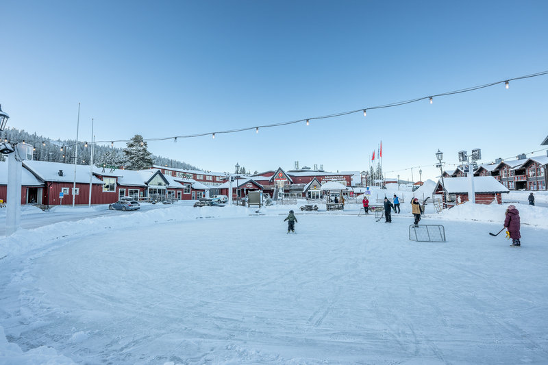 sälfjällstorget med skridskobana och restauranger.jpg 